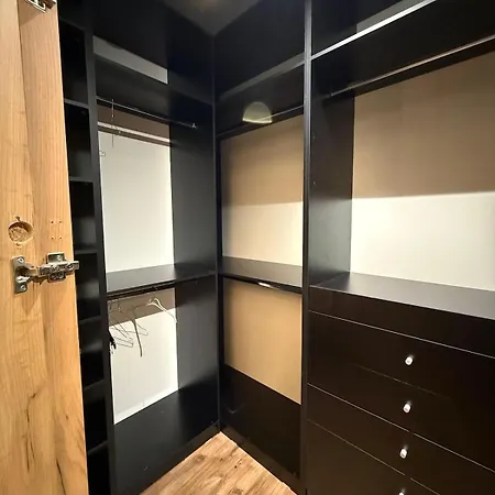 Atrium Luxe Apartment, Sauk, 티라나