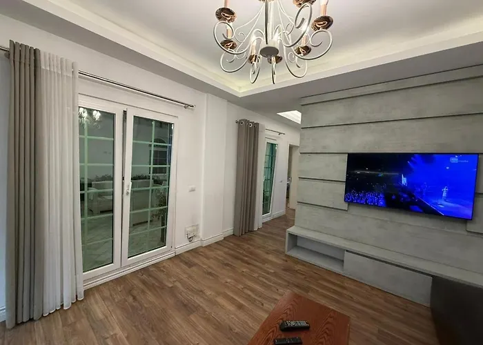 Atrium Luxe Apartment, Sauk, *