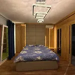 Atrium Luxe Apartment, Sauk,