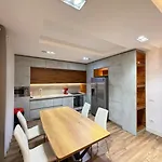 Atrium Luxe Apartment, Sauk, Apartment