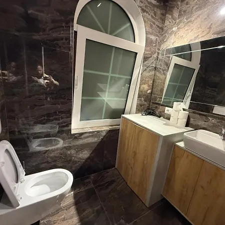 Atrium Luxe Apartment, Sauk, * تيرانا