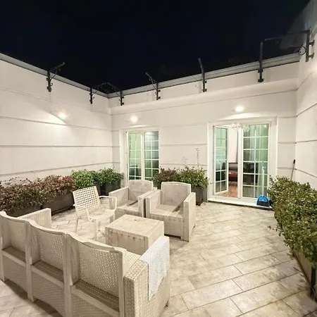 Atrium Luxe Apartment, Sauk, شقة *