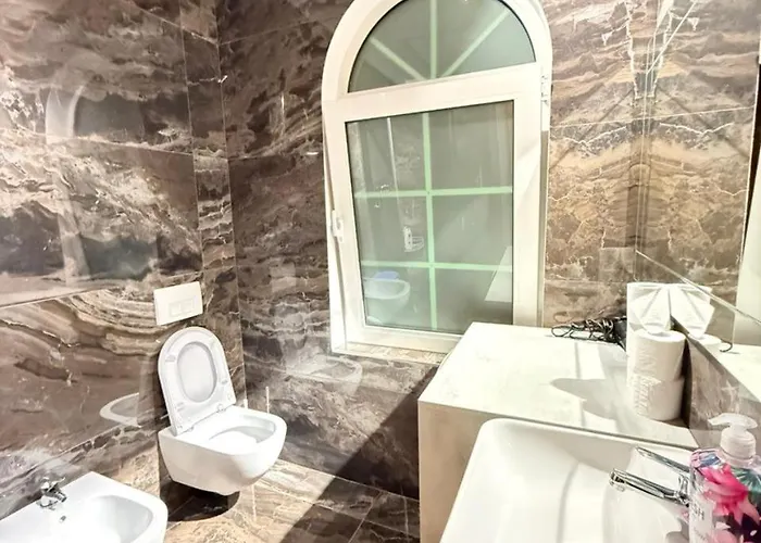 Atrium Luxe Apartment, Sauk, Тирана