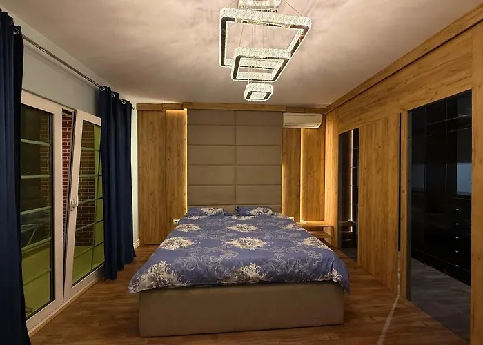 Atrium Luxe Apartment, Sauk,